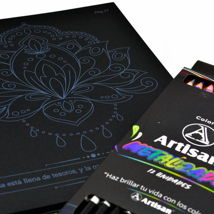 Kit creativo con libro de mandalas en tinta negra y estuche de 12 lápices metalizados Artisan: dorado, plata, cobre y más tonos brillantes.