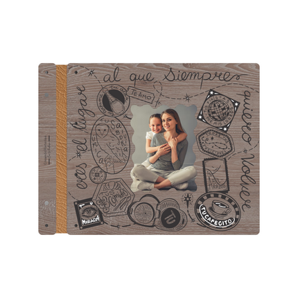 Álbum de madera grande con portada grabada “Eres el lugar al que siempre quiero volver”, hojas ecológicas y diseño para fotos, frases y recuerdos.
