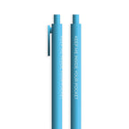 Detalle Lapicero Toy Magic Pen Light Blue en color celeste con frase inspiradora y tinta azul clara para escritura creativa.
