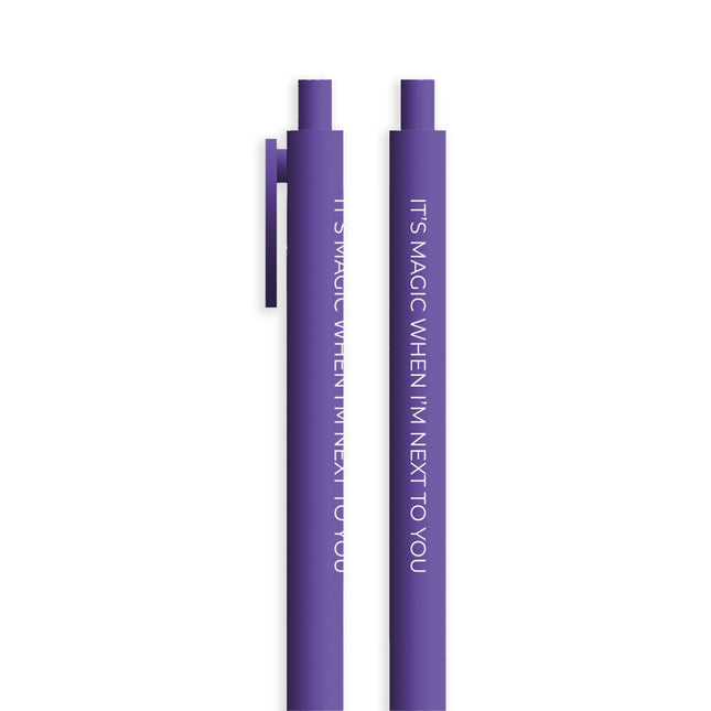 Detalle Lapicero Toy Magic Pen Violet en color morado con frase inspiradora e tinta violeta para escribir.