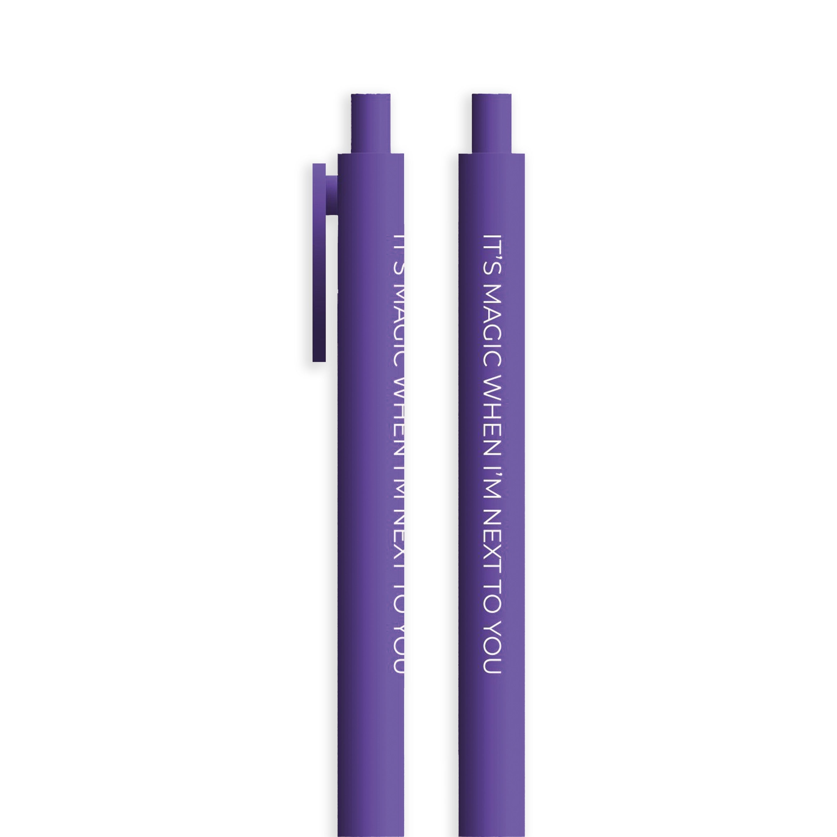 Detalle Lapicero Toy Magic Pen Violet en color morado con frase inspiradora e tinta violeta para escribir.