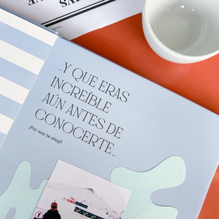 Frase Álbum de fotos Toy Nuestra Historia cuadrado de 25x25 cm con páginas para recuerdos familiares y dedicatorias para mamá o papá.