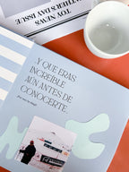 Frase Álbum de fotos Toy Nuestra Historia cuadrado de 25x25 cm con páginas para recuerdos familiares y dedicatorias para mamá o papá.