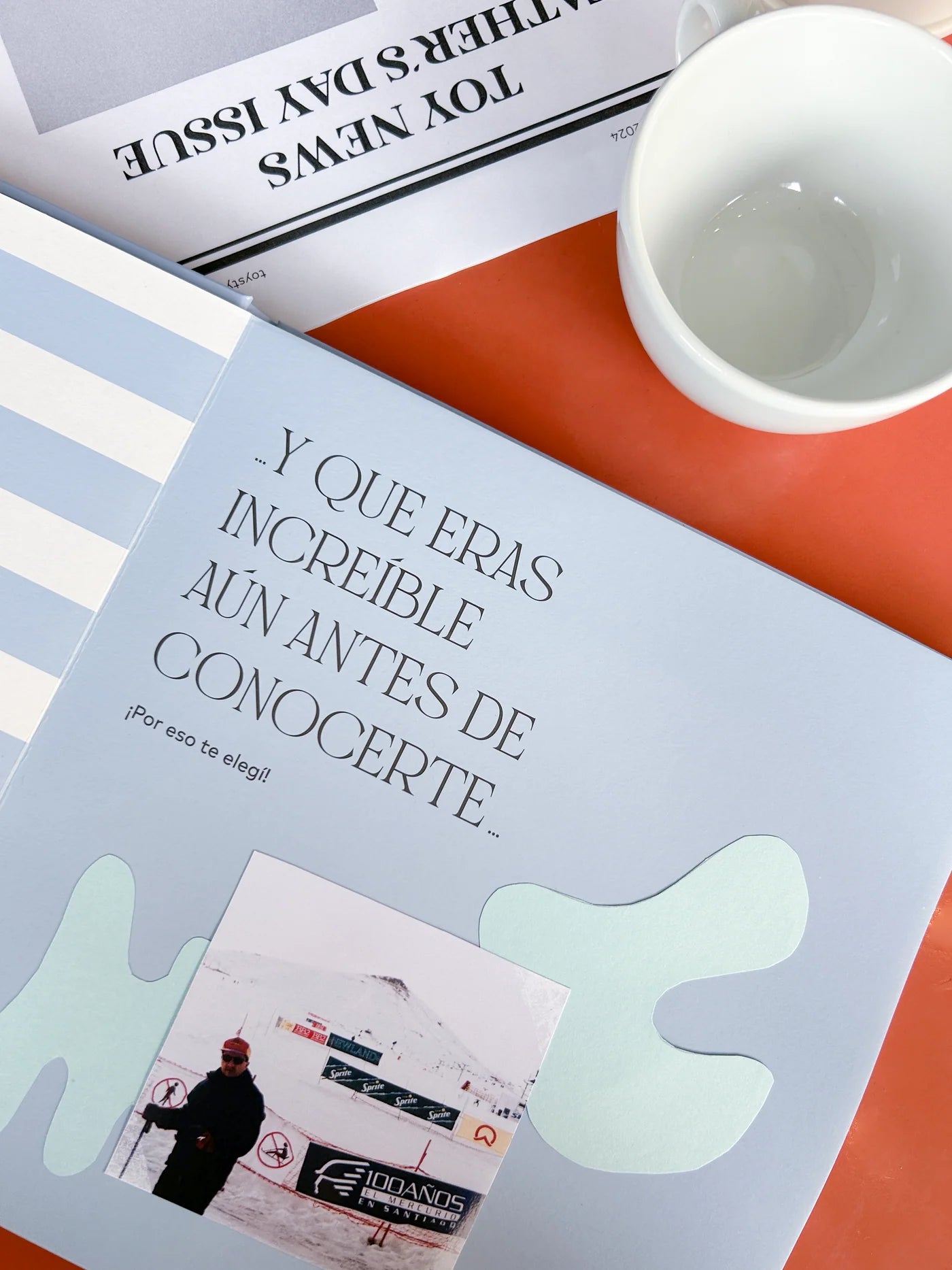 Frase Álbum de fotos Toy Nuestra Historia cuadrado de 25x25 cm con páginas para recuerdos familiares y dedicatorias para mamá o papá.