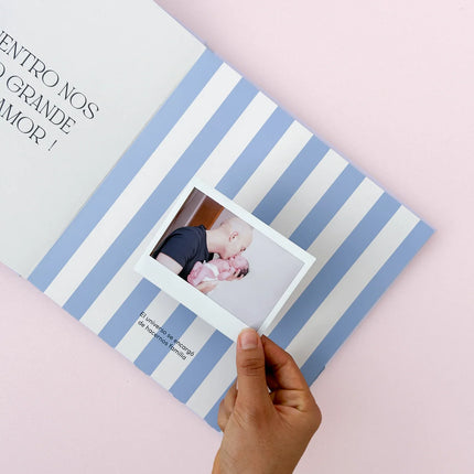 Interior Álbum de fotos Toy Nuestra Historia cuadrado de 25x25 cm con páginas para recuerdos familiares y dedicatorias para mamá o papá.