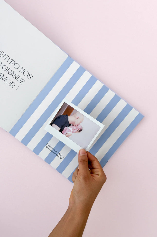 Interior Álbum de fotos Toy Nuestra Historia cuadrado de 25x25 cm con páginas para recuerdos familiares y dedicatorias para mamá o papá.