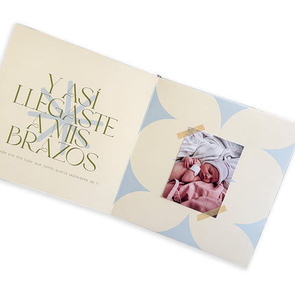 Álbum de fotos Toy Dear Love Baby Book cuadrado de 25x25 cm con páginas para recuerdos y primeros logros del bebé.