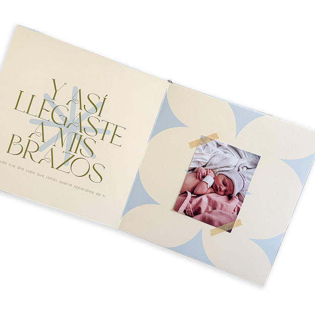 Álbum de fotos Toy Dear Love Baby Book cuadrado de 25x25 cm con páginas para recuerdos y primeros logros del bebé.