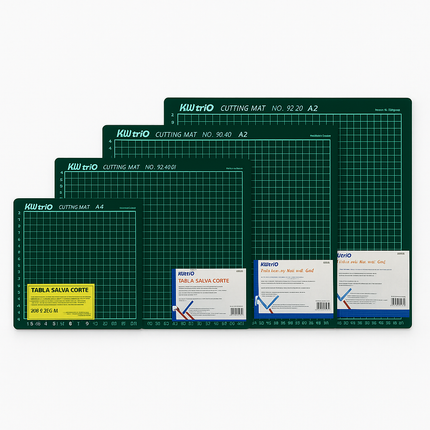 Tabla salvacorte Kw-Trio verde con cuadrícula centimétrica, superficie autorregenerativa y diseño en capas, ideal como base de corte para manualidades. Disponible en diferentes tamaños
