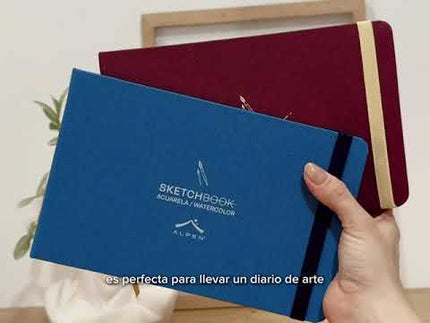 Detalle Sketchbook Alpen Acuarela 22×14 cm color vinotinto, tapa dura con banda elástica roja, 24 hojas de 300 g para técnicas húmedas.